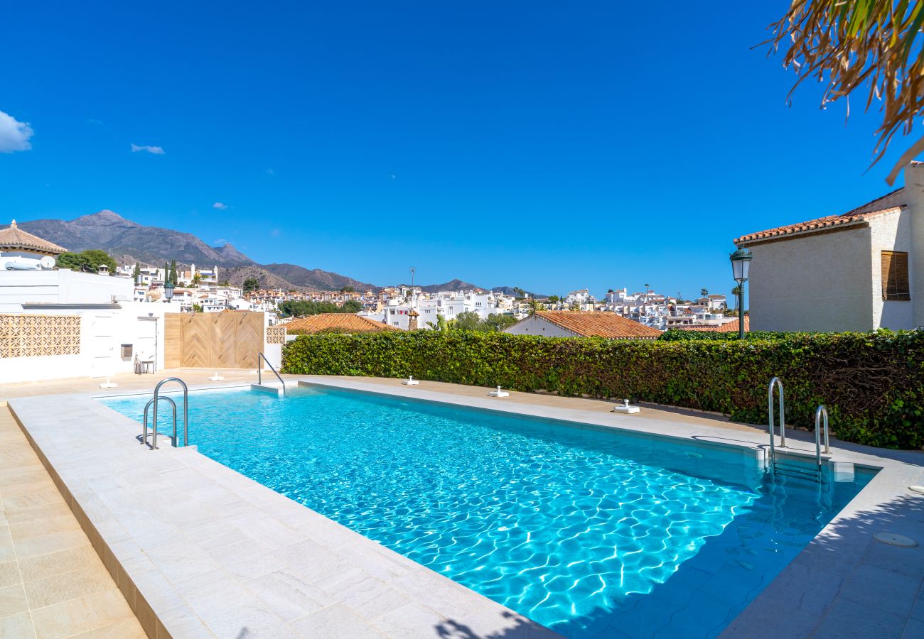 Außenpool mit kristallklarem Wasser im Apartment Miami 44 Seaview in Nerja, perfekt für einen erholsamen Urlaub